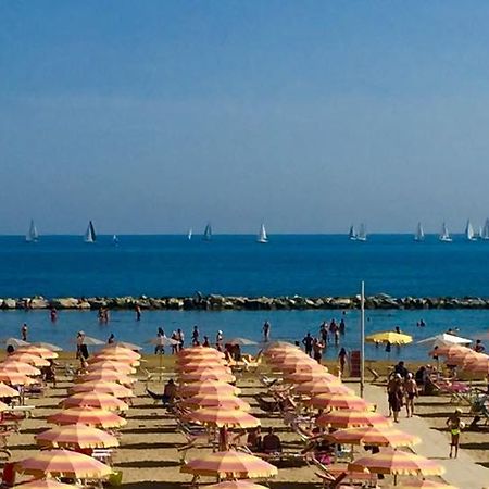 Hotel Cosmopolita Rimini Buitenkant foto