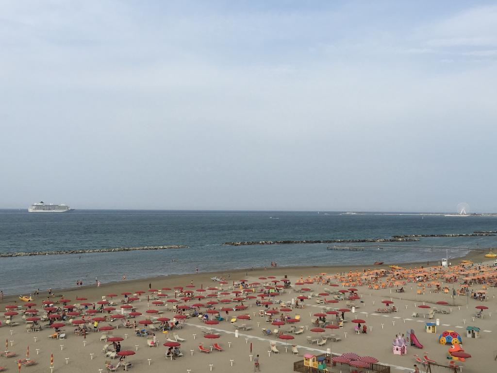 Hotel Cosmopolita Rimini Buitenkant foto
