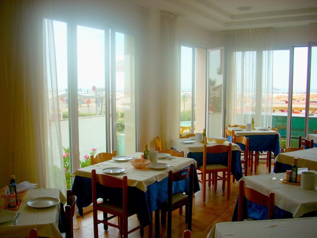 Hotel Cosmopolita Rimini Buitenkant foto