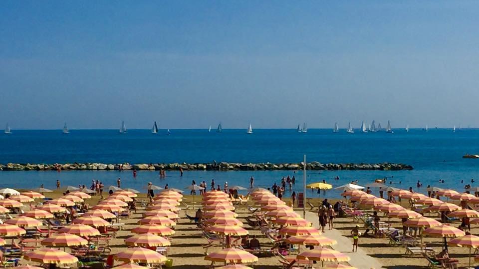 Hotel Cosmopolita Rimini Buitenkant foto